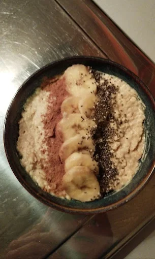 Bowl de avena con plátano, cacao y chía